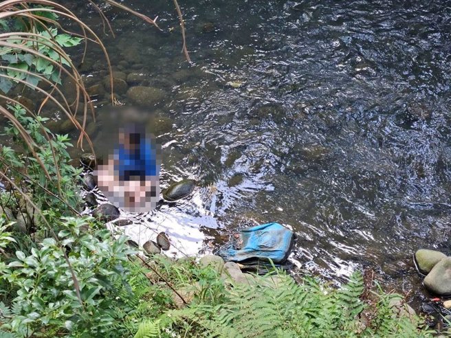 女子失蹤家人報案協尋，警方竟在溪床上找到人合力救援。（警方提供／呂筱蟬桃園傳真）