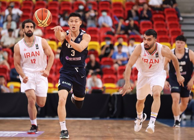 林秉聖（左2）。(中華籃協提供)