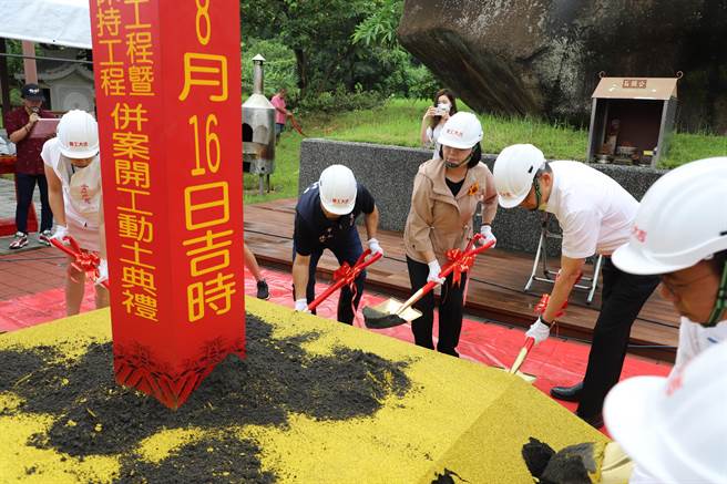 雲林縣長張麗善（中）為湖山水庫環境教育館動鏟，她後方就是水庫興建時遷移的巨石，被稱為石頭公。（周麗蘭攝）