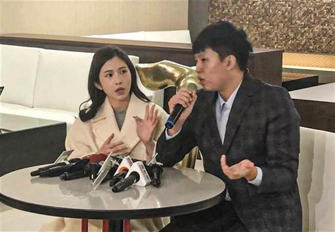 王启任(右)。（本报资料照片）