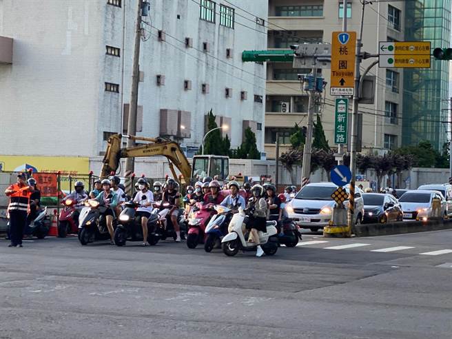 中壢汙水下水道工程阻礙交通，立委魯明哲會勘要求相關局處改善。（魯明哲提供／呂筱蟬桃園傳真）