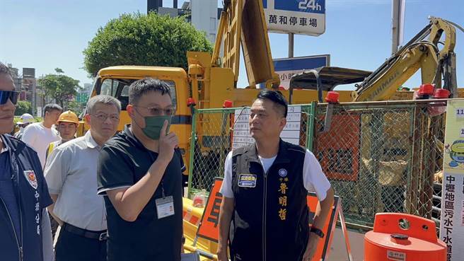 中壢汙水下水道工程阻礙交通，立委魯明哲（右）會勘要求相關局處改善。（魯明哲提供／呂筱蟬桃園傳真）