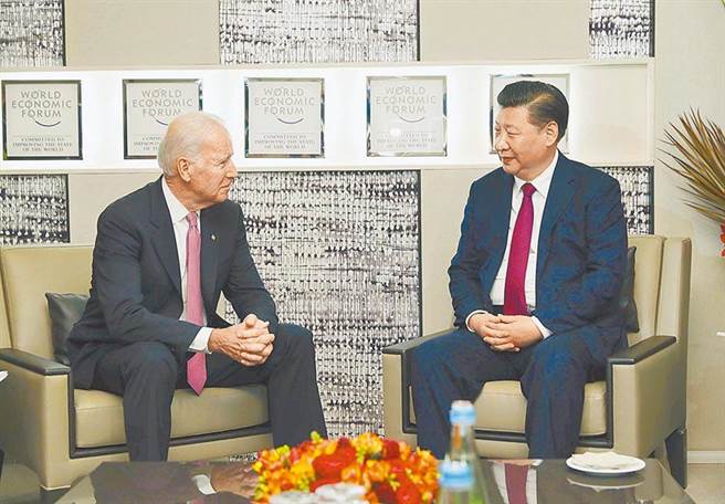 昔日中国特色大国外交盛况，美媒：习近平今年恐难以为继。图为习近平（右）与拜登会面。（新华社）