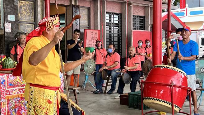 柳营代天院今天中午12点45分举办锣坛大典，请示是否今年癸卯年要建醮。（张毓翎摄）