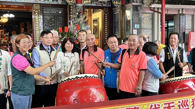 台南市长黄伟哲夫人刘育菁（左三）、台南市政府民政局长姜淋煌（左二）、市议员蔡育辉（左五）、沈家凤（左一）前来共襄盛举。（张毓翎摄）