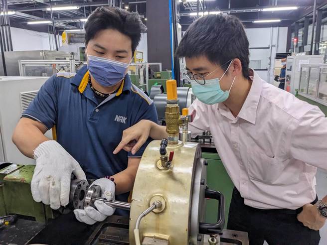 茂顺密封元件科技股份有限公司指派职场导师(右)教导青年(左)。(中彰投分署提供)