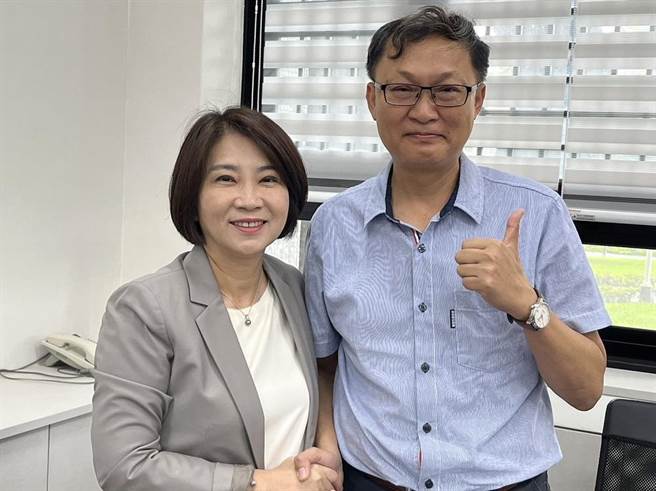 徐富癸递辞呈，屏县长周春米祝福：打赢选战。(林和生翻摄)