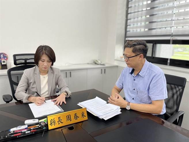 徐富癸递辞呈，屏县长周春米祝福：打赢选战。(林和生翻摄)