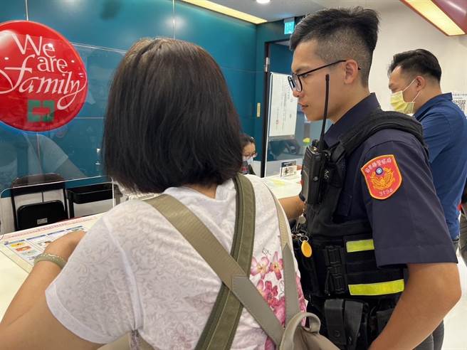 頭份警分局頭份所員警阻止賴姓婦人被詐。（讀者提供／謝明俊苗栗傳真）