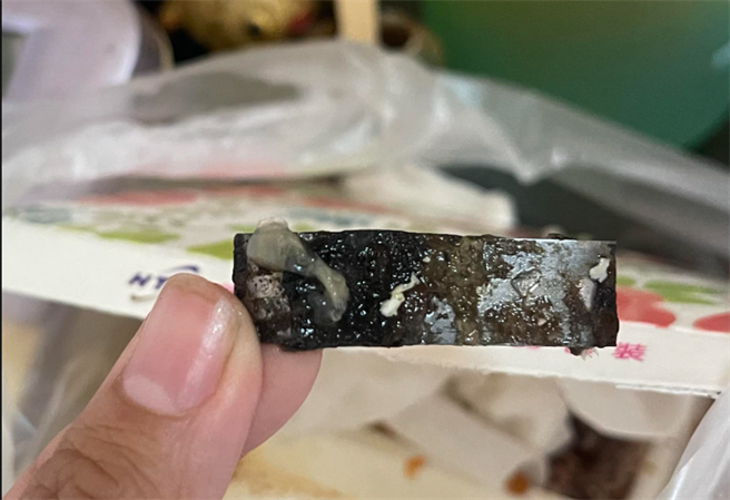 高雄一名女子近日到鼓山区某间自助餐购买便当，竟吃到满是污垢的铁片。（翻摄自爆怨公社／杨舒婷高雄传真）