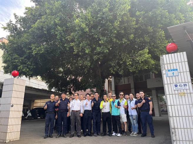 桃园市大园分局埔心派出所前，有棵树龄130年的老榕树，当地民眾都称其为「大树公」。（警方提供／蔡明亘桃园传真）