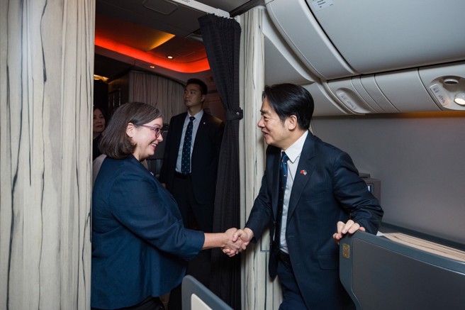 副总统赖清德抵达纽约时，美方是由AIT执行理事蓝莺（Ingrid Larson）前往接机。（总统府提供）