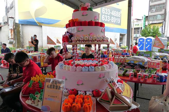 云林县虎尾镇「虎尾中元祭」毛巾塔供品，结合在地毛巾产业特色。（张朝欣摄）