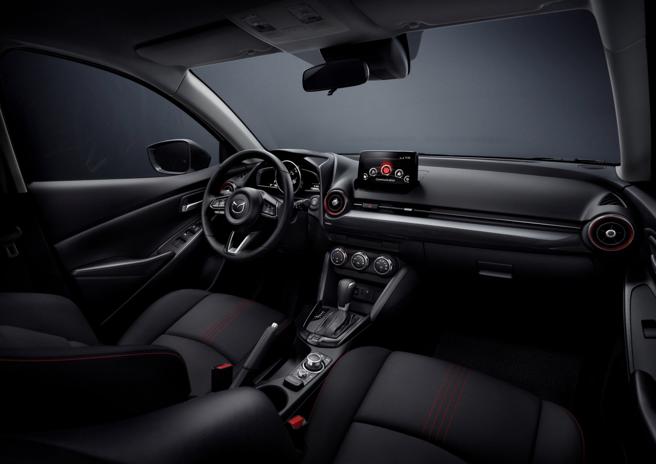 24年式MAZDA2新增赤紅色縫線座椅，展現超越同級的細膩質感。（台灣馬自達提供／陳大任台北傳真）