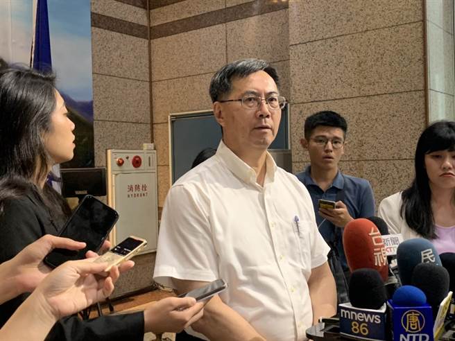 國民黨考紀會主委黃怡騰今中常會結束後受訪。（張薷攝）