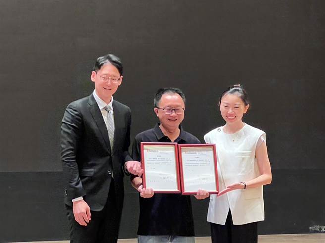 伊甸社會福利基金會台中區主任張明晃(中)頒發感謝狀，由中陽集團董事長張博鈞(左)代表受贈。(中陽集團提供／馮惠宜台中傳真）