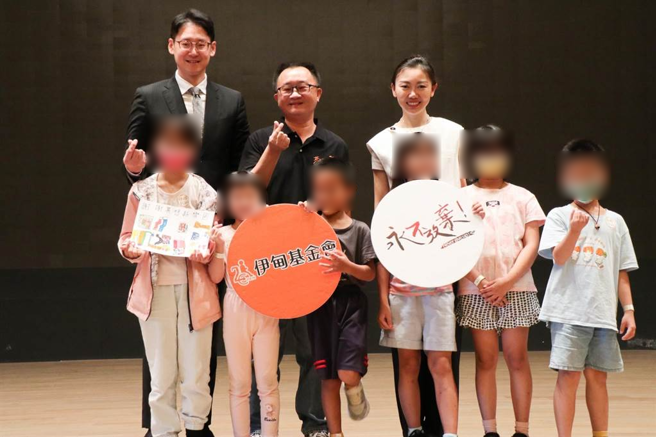 中陽集團16日邀請財團法人伊甸社會福利基金會所服務的50個家庭、150人到異想新樂園遊玩。(中陽集團提供／馮惠宜台中傳真）