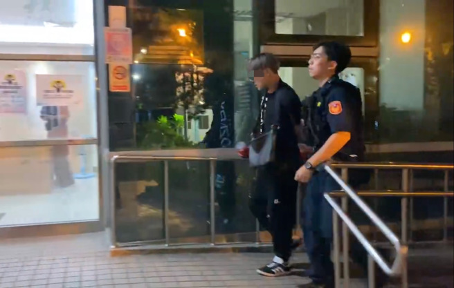 鄭男飛車搶金項鍊，板橋警方44分鐘後就將他逮捕。（警方提供）