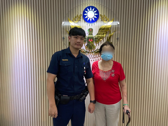 羅姓婦人非常感謝警方迅速逮到搶匪。（警方提供）