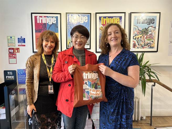 台中市文化局长陈佳君（中）拜会爱丁堡艺穗节大会执行长Shona McCarthy（右1）。（台中市文化局提供／陈淑芬台中传真）