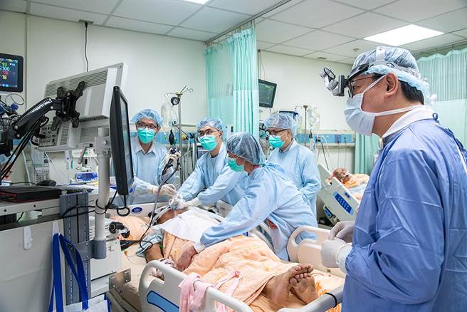 彰基胸腔醫療團隊為劉婦檢查呼吸道，彰基院長陳穆寬（右）到場關心。（院方提供／孫英哲彰化傳真）