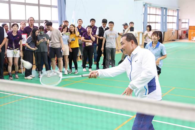 新北市农业局今年首次举办「跨县市青农联谊会羽球交流赛」，新北市长侯友宜今出席与各县市参赛的青农朋友互动交流，并担任开球嘉宾。（陈慰慈摄）