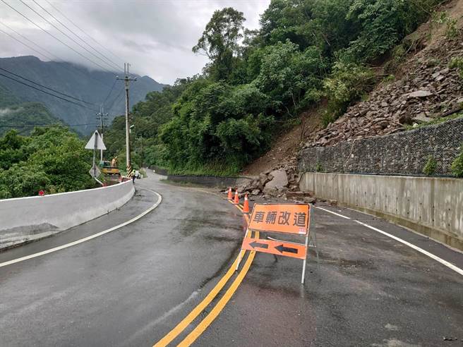 高雄市茂林區132線道4公里處，今天下午因受到強降雨影響導致土石崩落，所幸當時無人車通行，茂林區公所緊急通知廠商清理落石，警方在現場交通管制，呼籲用路人遵守現場管制。（警方提供／林雅惠高雄傳真）