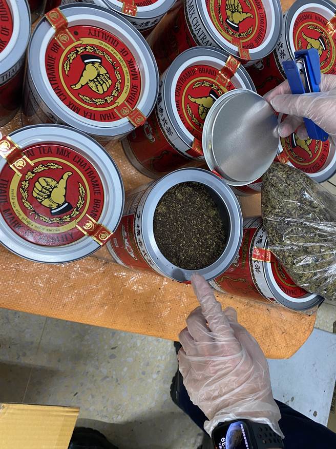 夹藏大麻花的泰国茶叶罐。（翻摄画面）