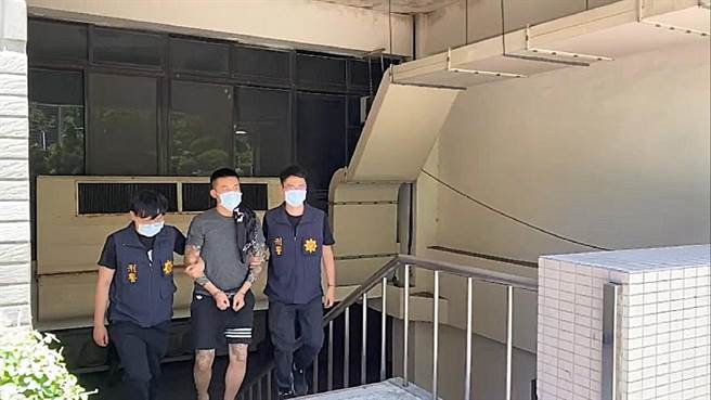 四海帮海坜堂母姓男子（中）涉嫌跨国走私大麻。（翻摄画面）