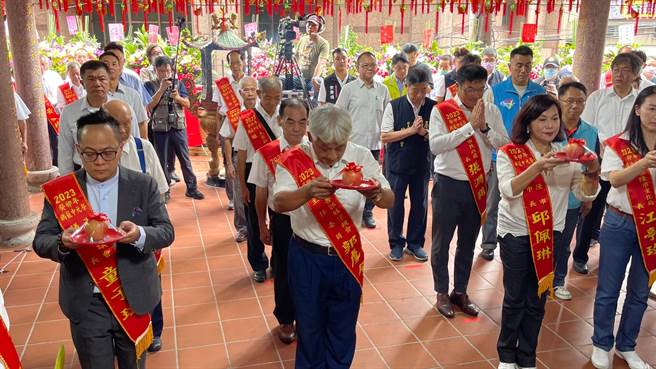 今年開龕門儀式，有別往年由輪值主普郭姓宗親會理事長郭慶全（中）主祭，基隆市副市長邱佩琳（右）、基隆市議長童子瑋（左）陪祭。（張志康攝）
