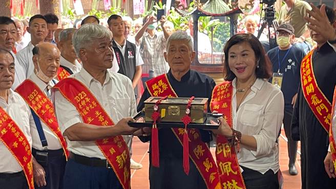 老大公廟副主委陳萬全（中）將裝著龕門鑰匙的錦盒，交給邱佩琳（右）與郭慶全（左）。（張志康攝）