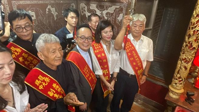 中元祭輪值主普郭姓宗親會理事長郭慶全（右1）、基隆市副市長邱佩琳（右2）、基隆市議長童子瑋（右3）共同開啟龕門。（張志康攝）