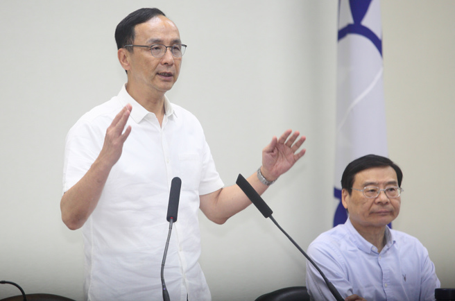 國民黨主席朱立倫（左）16日在中常會表示，根據國民黨內參民調顯示，總統參選人侯友宜支持度穩定上升，相信持續堅定選戰步伐節奏，再接再接爭取更多民眾的支持。（張鎧乙攝）