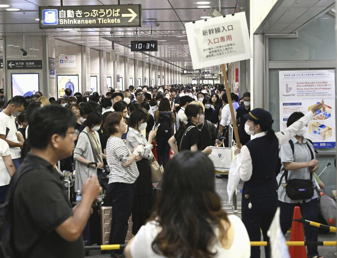 蘭恩侵襲日本關西地方正值「盂蘭盆節」連假期間，8月15日在名古屋站到岡山站間實施預防性停駛的東海道及山陽新幹線，已從今天首班車起復駛，因此一早就可以看到乘客前往各車站準備搭車。(圖/美聯社)