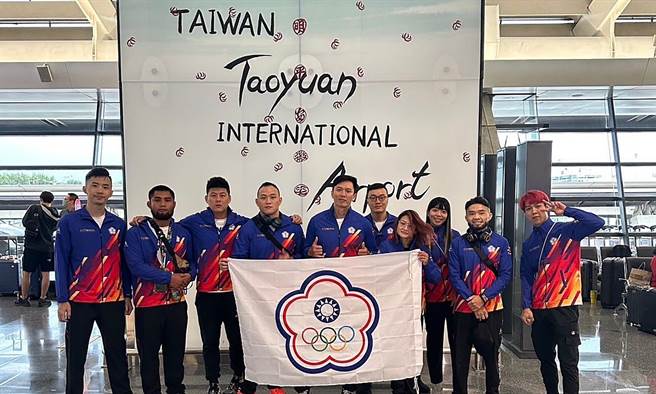 台灣第一次成軍的綜合格鬥國家隊，16日出發曼谷出征亞洲錦標賽。（應曉薇辦公室提供／丁上程台北傳真）