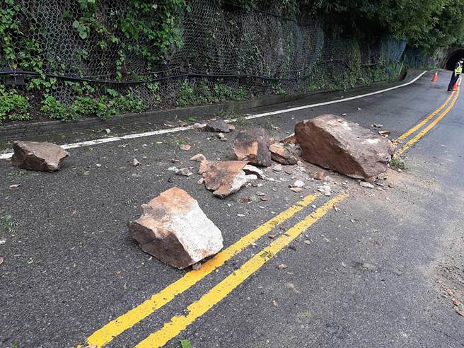 台8線中橫公路下午3時許發生落石，和平警分局天輪派出所員警馳援實施交管。（警方提供）