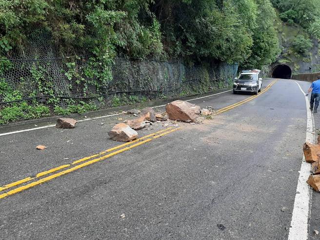 台8線中橫公路下午3時許發生落石，和平警分局天輪派出所員警馳援實施交管。（警方提供）