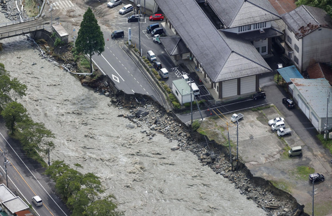 受蘭恩颱風影響，鳥取縣佐治川河水高漲。（圖／路透社）