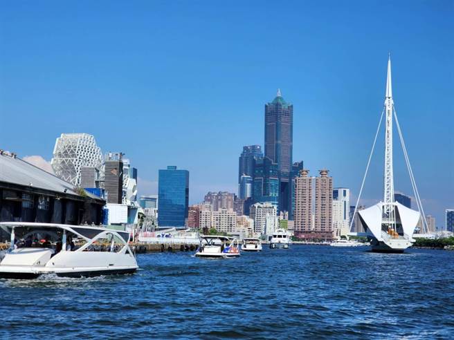 高市府将逐步开放第三船渠的游艇游憩活动，并协调港务公司提升大港桥每日旋转频率。（高雄市海洋局提供／林瑞益高雄传真）