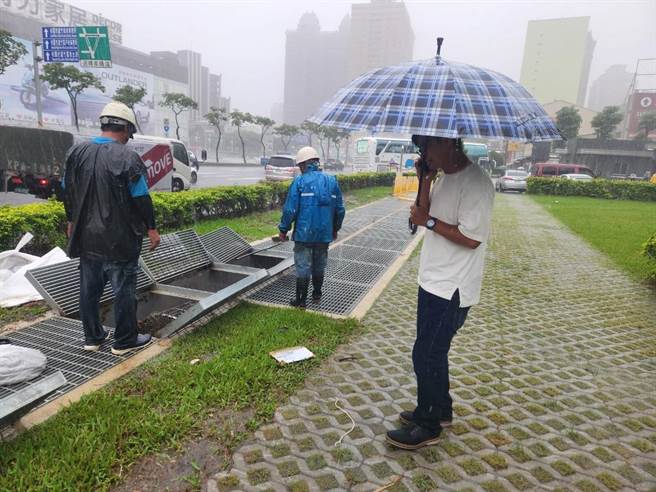 南崁交流道過去每逢大雨必淹水，桃園市水務局及蘆竹區公所及時派人清除雜草，防止淹水情形發生。（蘆竹區公所提供／陳夢茹桃園傳真）