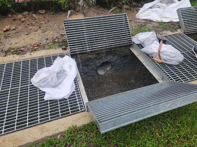 水務局及公所人員及時派員到現場清除隔柵板雜草，避免雜草阻塞排水。（蘆竹區公所提供／陳夢茹桃園傳真）