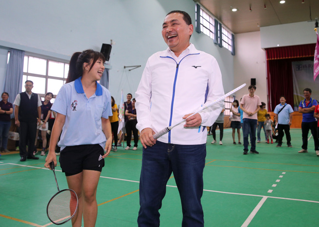 新北市长侯友宜（右）16日出席青年农民联谊会羽毛球友谊赛，并担任开球嘉宾，侯友宜致词时鼓励青农朋友在农忙之余也要运动，保持健康的身体，才能为消费者提供健康的农产品。（黄世麒摄）