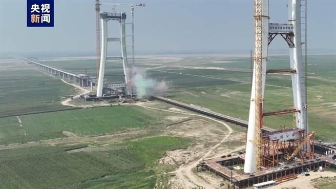 黄河上最长公路桥梁——安罗高速黄河特大桥主塔成功封顶。（大陆央视）