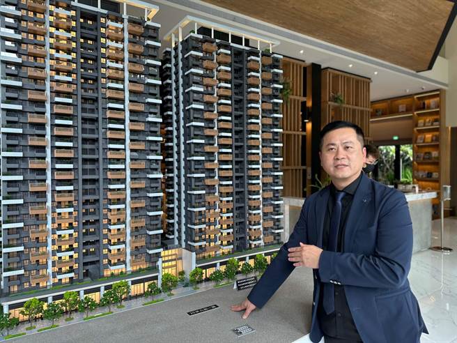 远雄行销副总许文宗指出，2021年在三民区推出「琢蕴」后，深耕三民区房市，观察到有4成买家为三民区在地人，其中客群为中小企业、医生占比高。（柯宗纬摄）