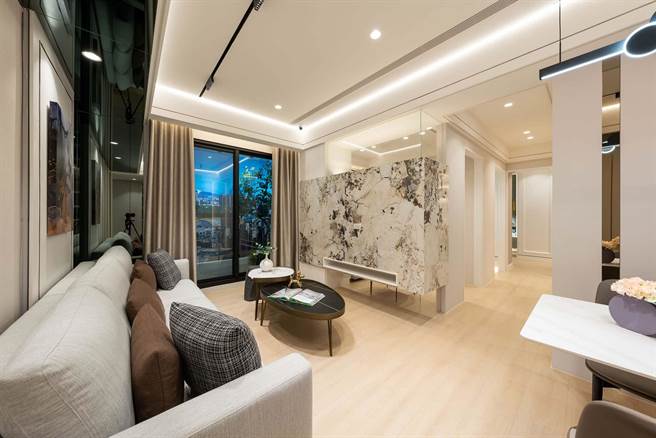 高雄人道国际酒店则在2021年底熄灯后，由远雄房地产买下，2023年推案「峰蕴」。（柯宗纬翻摄）