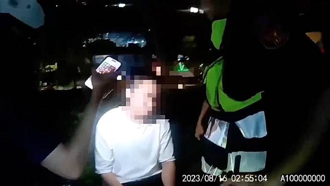 陳姓男子向信義警分局員警說明被打的經過。（翻攝畫面）