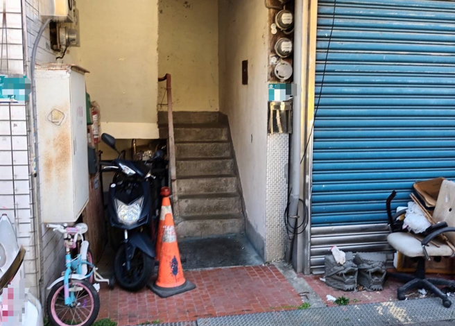 5恶煞为了1万元债务，前往新店区一处民宅登门讨钱。（警方提供）