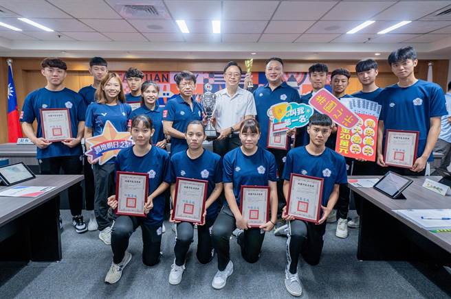 由桃園南崁高中、中大壢中和台北市萬芳高中三校組成的中華隊，勇奪2023年U17世界盃合球錦標賽冠軍，桃園市長張善政16日親自表揚。（蔡依珍攝）