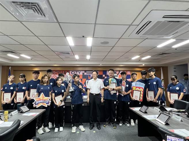 由桃園南崁高中、中大壢中和台北市萬芳高中三校組成的中華隊，勇奪2023年U17世界盃合球錦標賽冠軍，桃園市長張善政16日親自表揚。（蔡依珍攝）