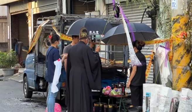 斗南镇3死纵火案中21岁死者的胞姊（左一）、胞兄（左二）到火灾现场招魂。（民眾提供)